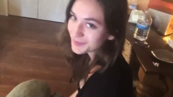 Vadiazinha essa ninfeta dá show no sexo grupal com os amigos